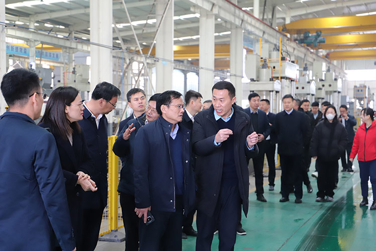 滕州市政協副主席董鴻洋聽取沃達重工董事長劉衛(wèi)東項目推進情況 滕州市政協副主席董鴻洋聽取沃達重工董事長劉衛(wèi)東項目推進情況