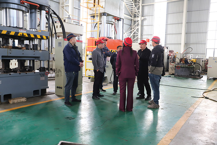 天津援疆項目組參觀車間 天津援疆項目組參觀車間
