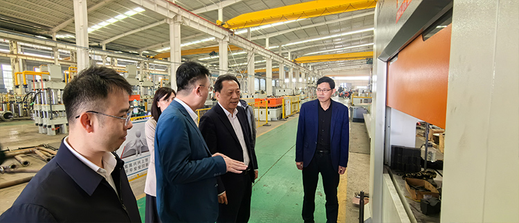 劉局長(zhǎng)一行參觀(guān)車(chē)間 劉局長(zhǎng)一行參觀(guān)車(chē)間