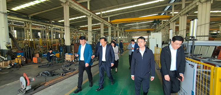 劉局長(zhǎng)一行參觀(guān)車(chē)間 劉局長(zhǎng)一行參觀(guān)車(chē)間