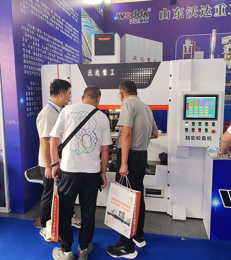 展會(huì)現(xiàn)場(chǎng)與嘉賓交流 展會(huì)現(xiàn)場(chǎng)與嘉賓交流