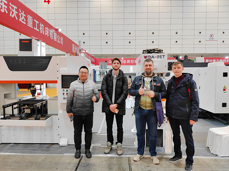 與國(guó)外客戶合影 與國(guó)外客戶合影