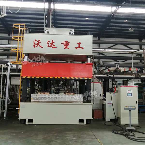 315噸四柱液壓機(jī)現(xiàn)場 315噸四柱液壓機(jī)現(xiàn)場