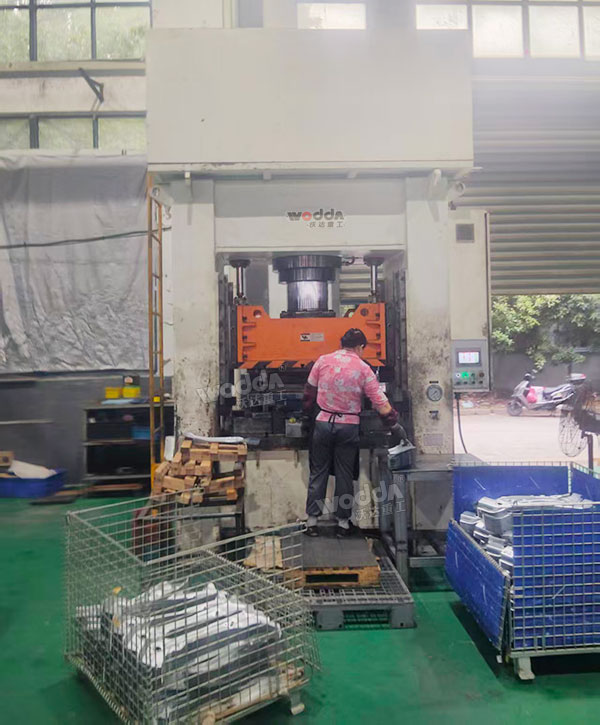 315噸框架式汽車配件成型液壓機現(xiàn)場 315噸框架式汽車配件成型液壓機現(xiàn)場